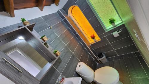 an overhead view of a bathroom with a toilet and a window at amplio y comodo apartamento en envigado in Envigado