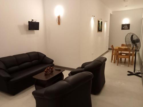 Sala de estar con 2 sofás y mesa en Nilwala Gate wetland Stay, en Matara