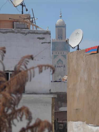 un edificio con una torre dell'orologio sullo sfondo di Booking and hosting medina a Casablanca