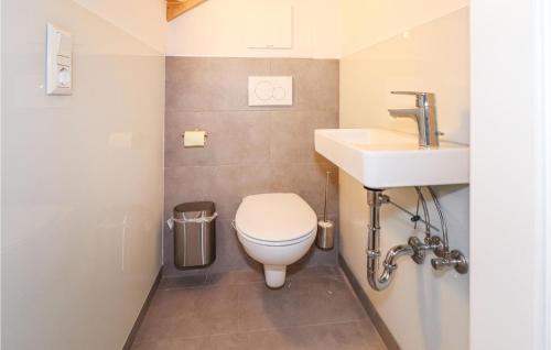 a bathroom with a toilet and a sink at Kellerstoeckl In Eltendorf in Eltendorf