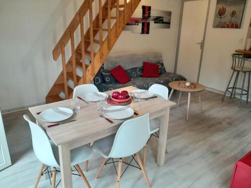 une salle à manger avec une table, des chaises et un canapé dans l'établissement Appartement T1 bis tout confort, proche plages et commerces, Capbreton - FR-1-239-954, à Capbreton