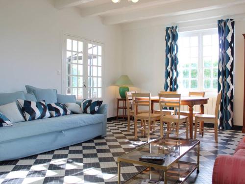 un salon avec un canapé bleu et une table dans l'établissement Maison 5 pièces près plage et port, 9 couchages – Saint-Denis-d’Oléron - FR-1-246A-234, à Saint-Denis-dʼOléron