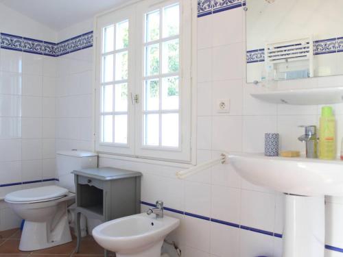 une salle de bain blanche avec des toilettes et un lavabo dans l'établissement Maison 5 pièces près plage et port, 9 couchages – Saint-Denis-d’Oléron - FR-1-246A-234, à Saint-Denis-dʼOléron