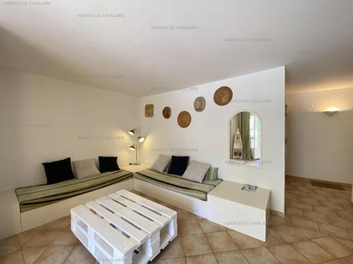 Cette grande chambre comprend deux lits et une table. dans l'établissement Appartement T3 - Proche commerces, port et plages - Résidence sécurisée avec parking - FR-1-100-304, à Cavalaire-sur-Mer