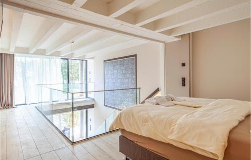 ein Schlafzimmer mit einem Bett und einer Glastreppe in der Unterkunft Prora Solitaire Avida Loft14 in Binz