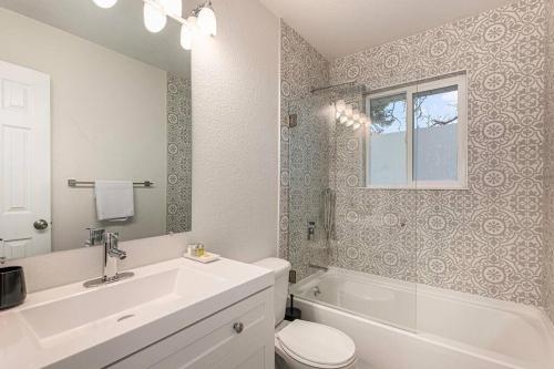 uma casa de banho com um lavatório, um WC e uma banheira em Mile Hi: Amenities Galore em Denver