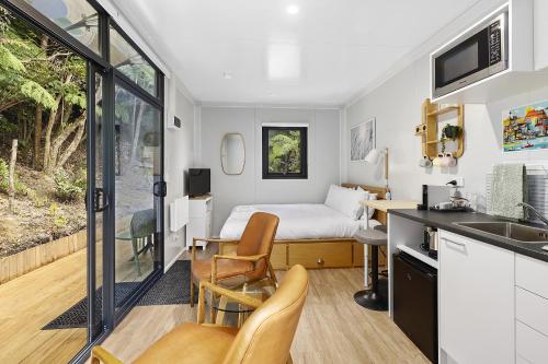 Habitación con cama y cocina con fregadero en 2 Peas In A Pod en Wellington