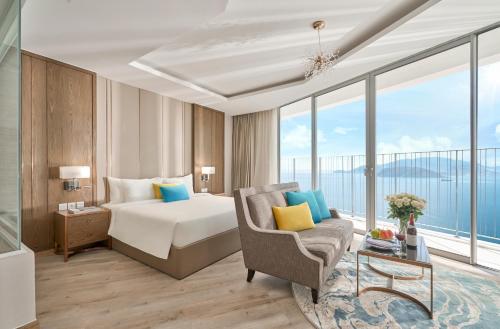 Panorama Nha Trang Inn في نها ترانغ: غرفه فندقيه بسرير وكرسي