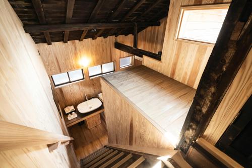 an overhead view of the inside of a tiny house at Nipponia 甲佐 疏水の郷 in Kosa
