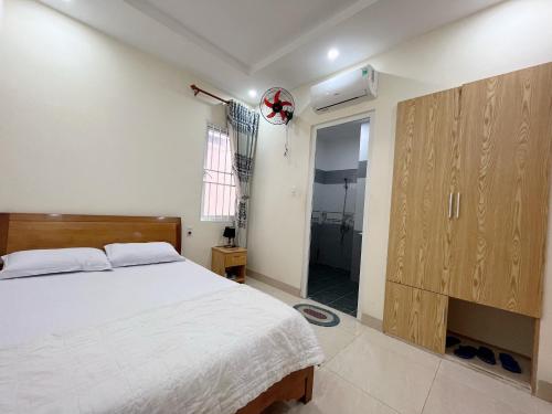 ein Schlafzimmer mit einem Bett und ein Badezimmer mit einer Dusche in der Unterkunft Phương Thảo Motel (phòng đơn) in Vũng Tàu