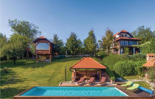 een achtertuin met een zwembad en een huis bij Cozy Home In Beretinec With Sauna in Beretinec