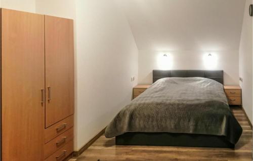 Ένα ή περισσότερα κρεβάτια σε δωμάτιο στο 4 Bedroom Amazing Home In Ilawa