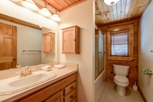 - une salle de bains pourvue d'un lavabo et de toilettes dans une cabine dans l'établissement Amazing River Retreat, 3 Bedrooms, WiFi, Sleeps 8, Pool Table, à Sevierville
