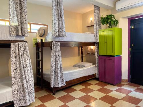 Una cama o camas en una habitación de Hostel Candelaria