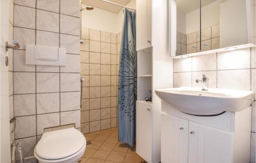 a bathroom with a white toilet and a sink at 3 Bedroom Awesome Apartment In Ringkbing in Ringkøbing