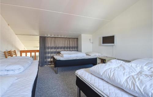 Habitación de hotel con 2 camas y TV en 3 Bedroom Awesome Apartment In Ringkbing, en Ringkøbing
