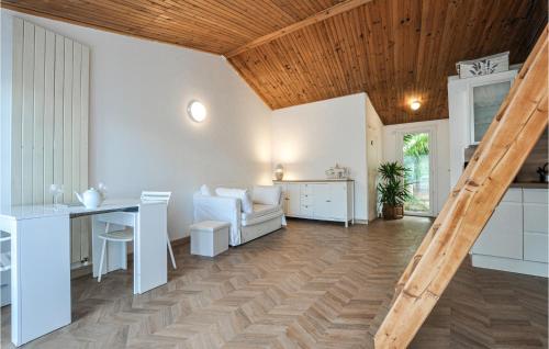 Køkken eller tekøkken på Awesome Home In Mouans-Sartoux