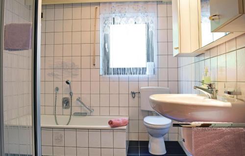 y baño con lavabo, aseo y ducha. en Amazing Apartment In Untergriesbach With Wifi, en Untergriesbach