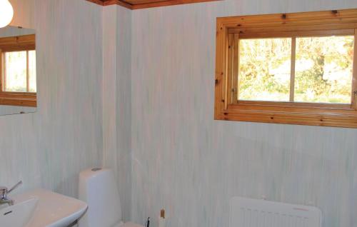 Vonios kambarys apgyvendinimo įstaigoje Nice Home In Tving With 3 Bedrooms, Sauna And Wifi