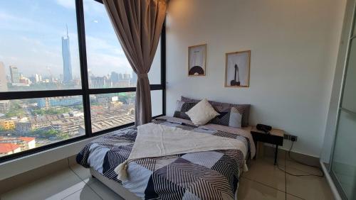 Voodi või voodid majutusasutuse Amazing City View - KL ONE RESIDENCE by Ai Smart Home toas