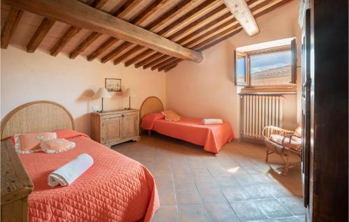 - une chambre avec 2 lits et une fenêtre dans l'établissement Lorenzo, à Acqualoreto