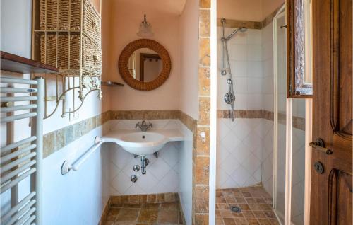 uma casa de banho com um lavatório e um espelho em Lorenzo em Acqualoreto