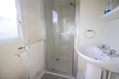 Bathroom sa Lovely 4 Berth Caravan For Hire At Sunnydale Holiday Park Ref 35225kc