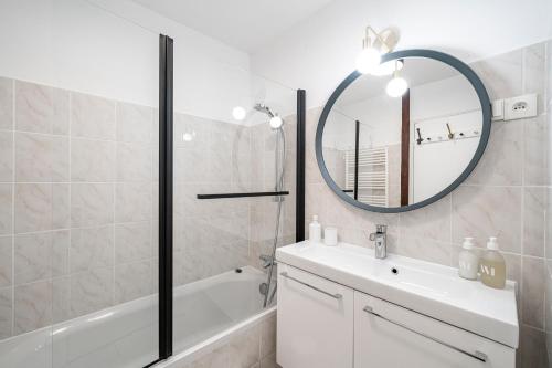 y baño con lavabo y espejo. en Les Mansardes : Duplex champenois typique et cosy, en Ay
