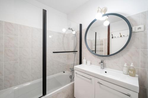 une salle de bain avec un lavabo et un miroir dans l'établissement Les Mansardes : Duplex champenois typique et cosy, à Ay