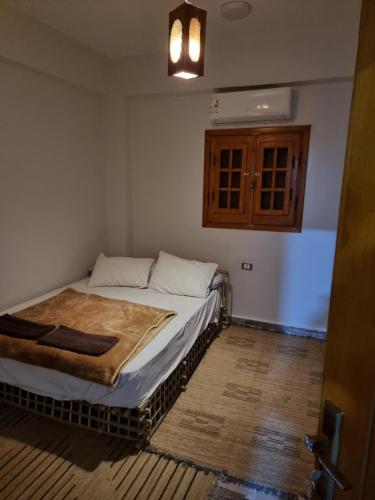 sypialnia z łóżkiem w pokoju w obiekcie SEMIRAmis Siwa w mieście Siwa