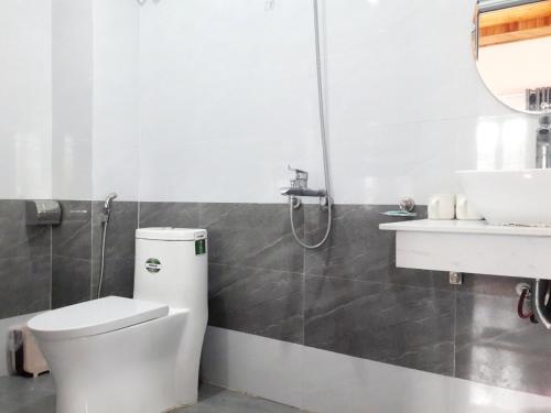 La salle de bains est pourvue de toilettes et d'un lavabo. dans l'établissement Hồng Dương Villa Homestay - phòng đôi view sông Hương trung tâm thành phố #101, à Hue