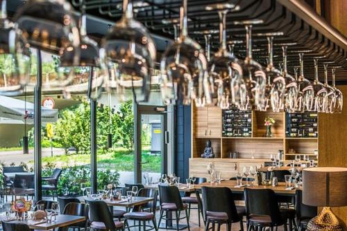 Reštaurácia alebo iné gastronomické zariadenie v ubytovaní Apartament Bulwary Oświęcim