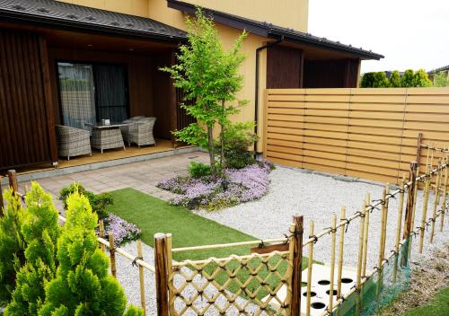 Hananoyado Yumefuji في فوجيكاواجوتشيكو: حديقة امام منزل به سياج