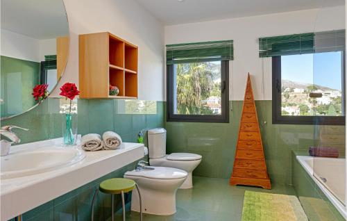 a bathroom with a sink and a toilet and a tub at Villa Holivista in Benalmádena