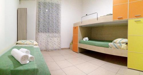 ein Zimmer mit 2 Etagenbetten mit Handtüchern darauf in der Unterkunft Heraclea Home in Roseto Capo Spulico