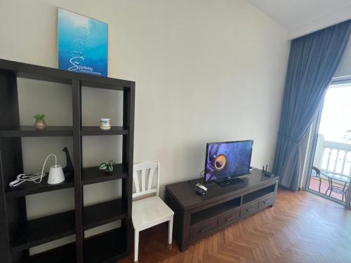 Televisyen dan/atau pusat hiburan di 2Beds Seaview Straits Quay comes with Carpark and Hothub