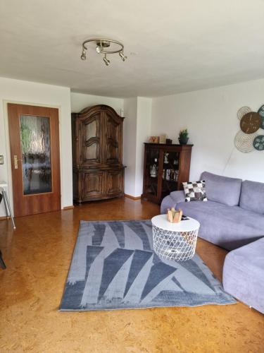een woonkamer met een bank en een tafel bij Ferienwohnung Milan in Oberstaufen