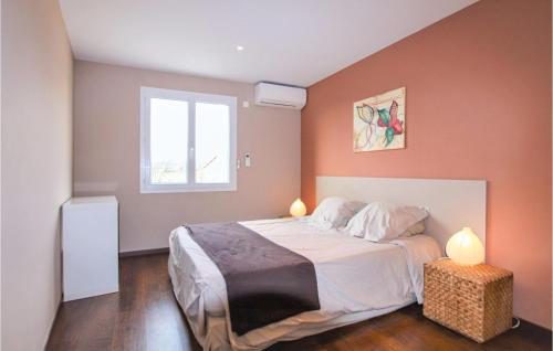 Un dormitorio con una cama grande y una ventana en Gorgeous Home In Lussas With House A Mountain View, en Lussas