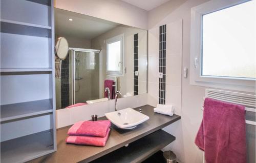 y baño con lavabo y espejo. en Gorgeous Home In Lussas With House A Mountain View, en Lussas