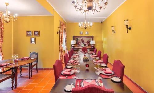 a long dining room with a long table and chairs at Mandira Strathdon by HPL in Watawala