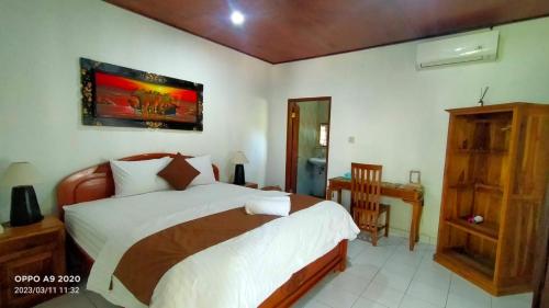 Postel nebo postele na pokoji v ubytování Serongga guest house