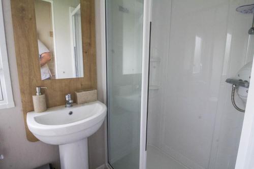 Koupelna v ubytování Brilliant 8 Berth Caravan At Southview Holiday Park In Skegness Ref 33050m