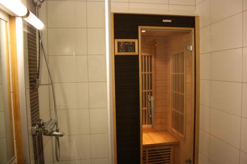 Kylpyhuone majoituspaikassa MajoitusYkkönen