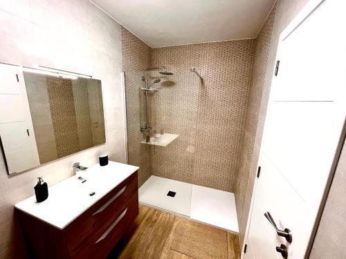 a bathroom with a sink and a shower at ÁTICO RIBEIRA CENTRO in Ribeira