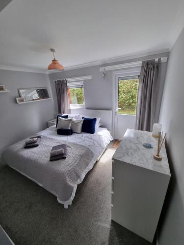 um quarto com uma cama grande e uma secretária em Holly Lodge em Pembrokeshire