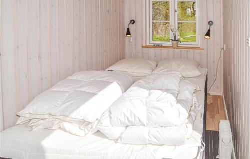uma grande cama branca num quarto com uma janela em 3 Bedroom Gorgeous Home In Gilleleje em Gilleleje