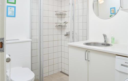 uma casa de banho branca com um lavatório e um chuveiro em 3 Bedroom Gorgeous Home In Gilleleje em Gilleleje