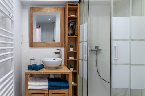 une salle de bain avec un lavabo et une douche dans l'établissement Loc Enjoy by Disneyland, à Jablines