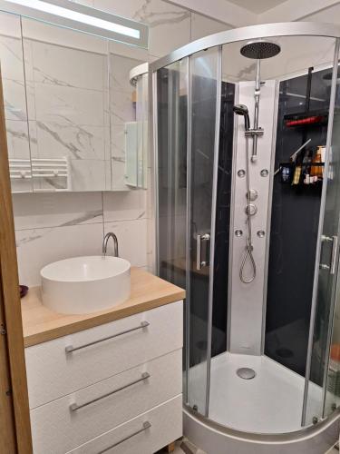 une salle de bain blanche avec un lavabo et une douche dans l'établissement Charmant Appartement résidentiel avec Terrasse, Jardin Privatif et Piscine à Cannes, à Cannes