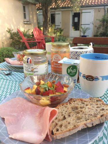 - une table avec un sandwich et un bol de nourriture dans l'établissement Nuitée Naturopathique, à La Rochelle